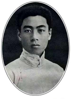 1917年，周恩来南开学校的毕业留影，时年19岁
