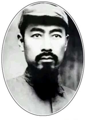 1927年，蒋发动“四·一二”- 政变，下令通缉周恩来。周断然发誓：不打倒将介石，决不剃胡子